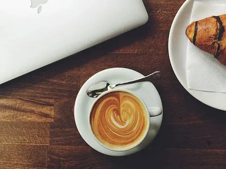 Kupillinen espressoa kahvilassa.